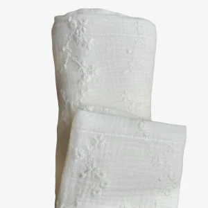 Swaddle / hydrofiel doek Embroidered flowers off-white